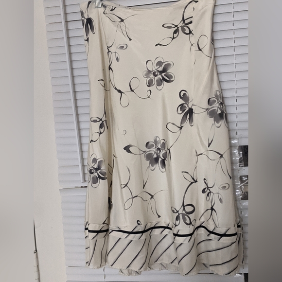 Silk skirt from White House Black Market - Picture 2 of 4